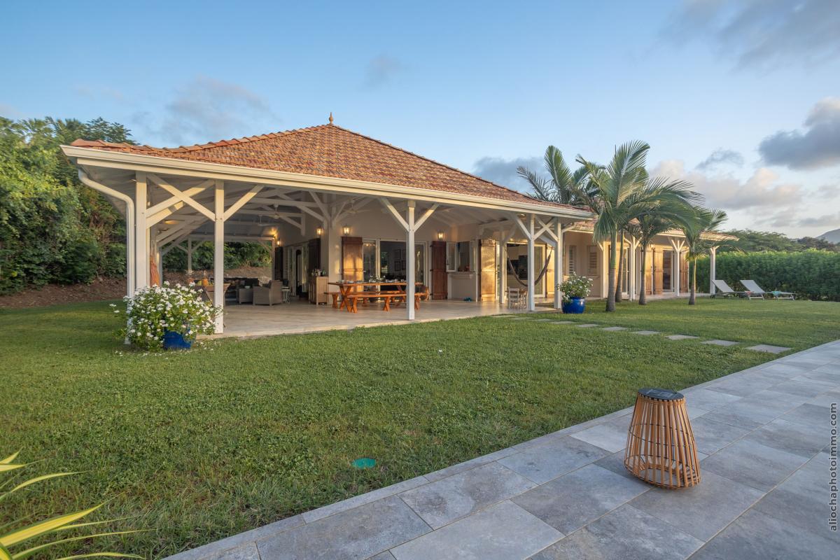 Location villa Martinique - Jardin et salon extérieur